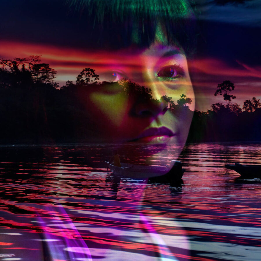 Composición artística de doble exposición que fusiona el rostro de una mujer con un paisaje de atardecer sobre el río Ampiyacu en tonos púrpuras y rojizos.